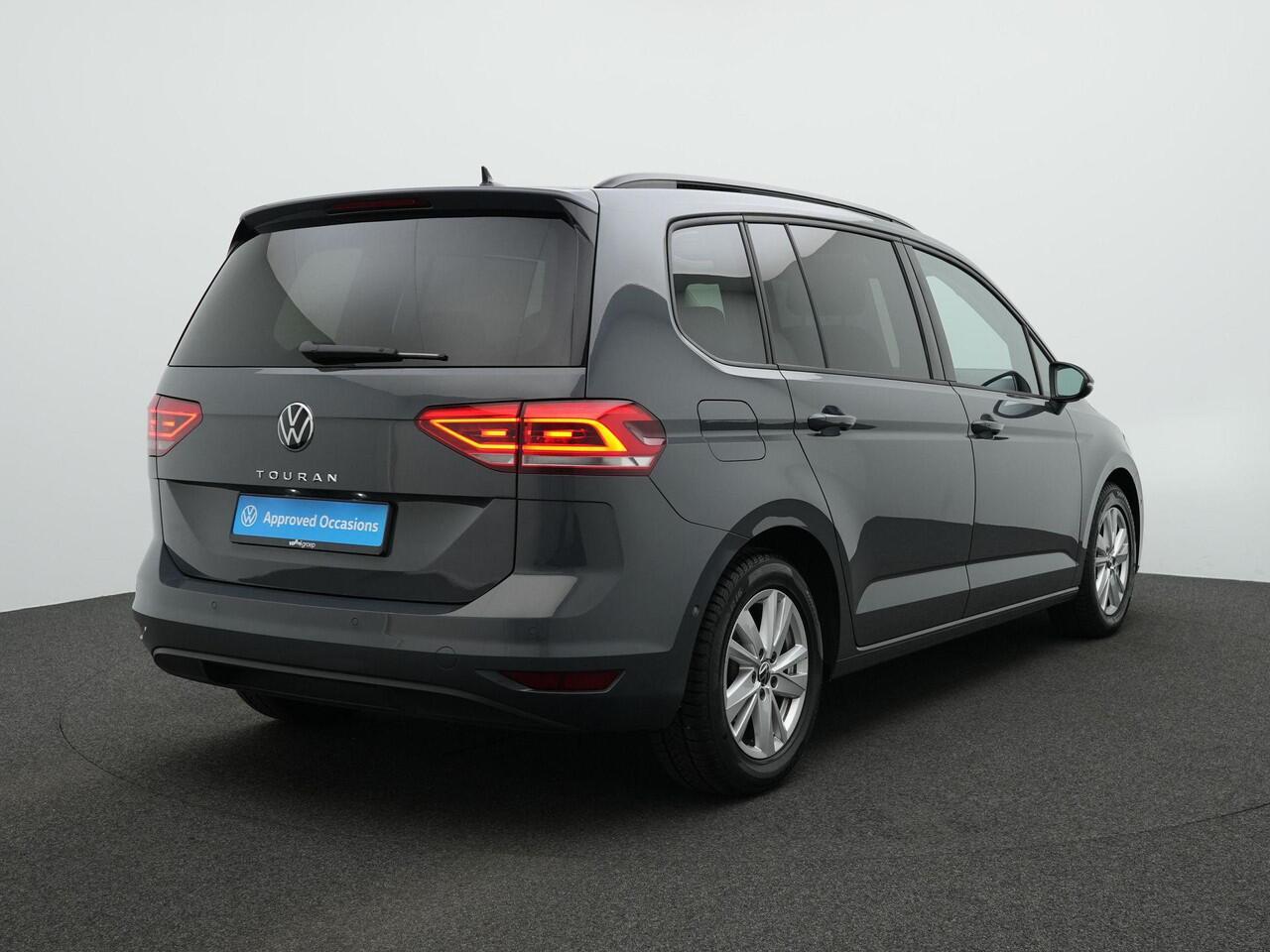 Volkswagen TOURAN 7 pers. 1.5 TSI 150 pk DSG Highline | 7-persoons | Panoramadak | Trekhaak | Stoelverwarming | Sportonderstel | Side Assist | Black Style
