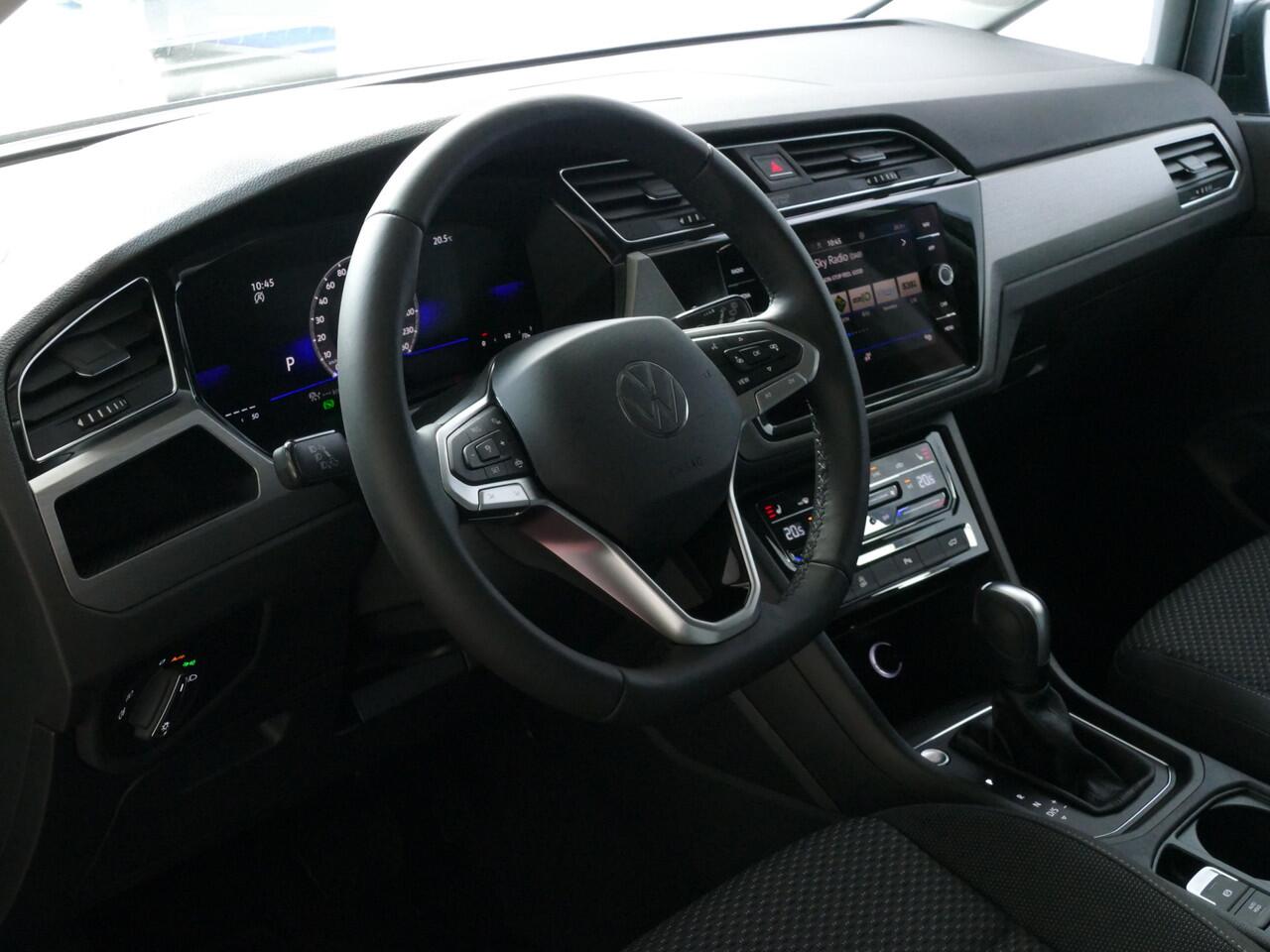 Volkswagen TOURAN 1.5 TSI 150PK 7P CAMERA CARPLAY NAVI LED ELEK.KLEP VIR.COCKPIT DODE.HOEK DET. STOELVERW KEYLESS 7P 7PERS 11/2024 ?Top Auto's Wijchen , 30 Jaar Specialist in Volkswagen : Alle Type's : R-Line Edition / Style / First Edition / Highline / Life , Zowel PHEV 