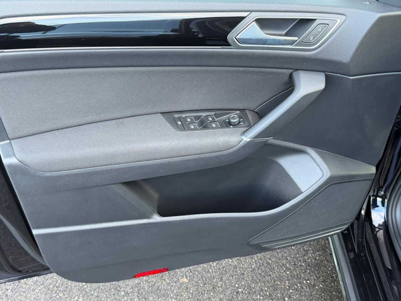 Volkswagen TOURAN 1.5 TSI 150pk DSG R-line Highline | Led | Trekhaak | Dode hoek | Camera | Keyless | Rijklaar incl. garantie