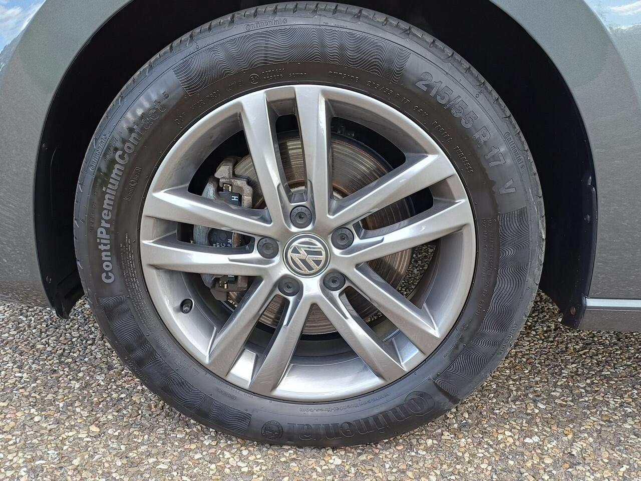 Volkswagen TOURAN 1.5 TSI Highline Business 7-Pers. /Navi/Carplay/Clima v+a/Argo Active/