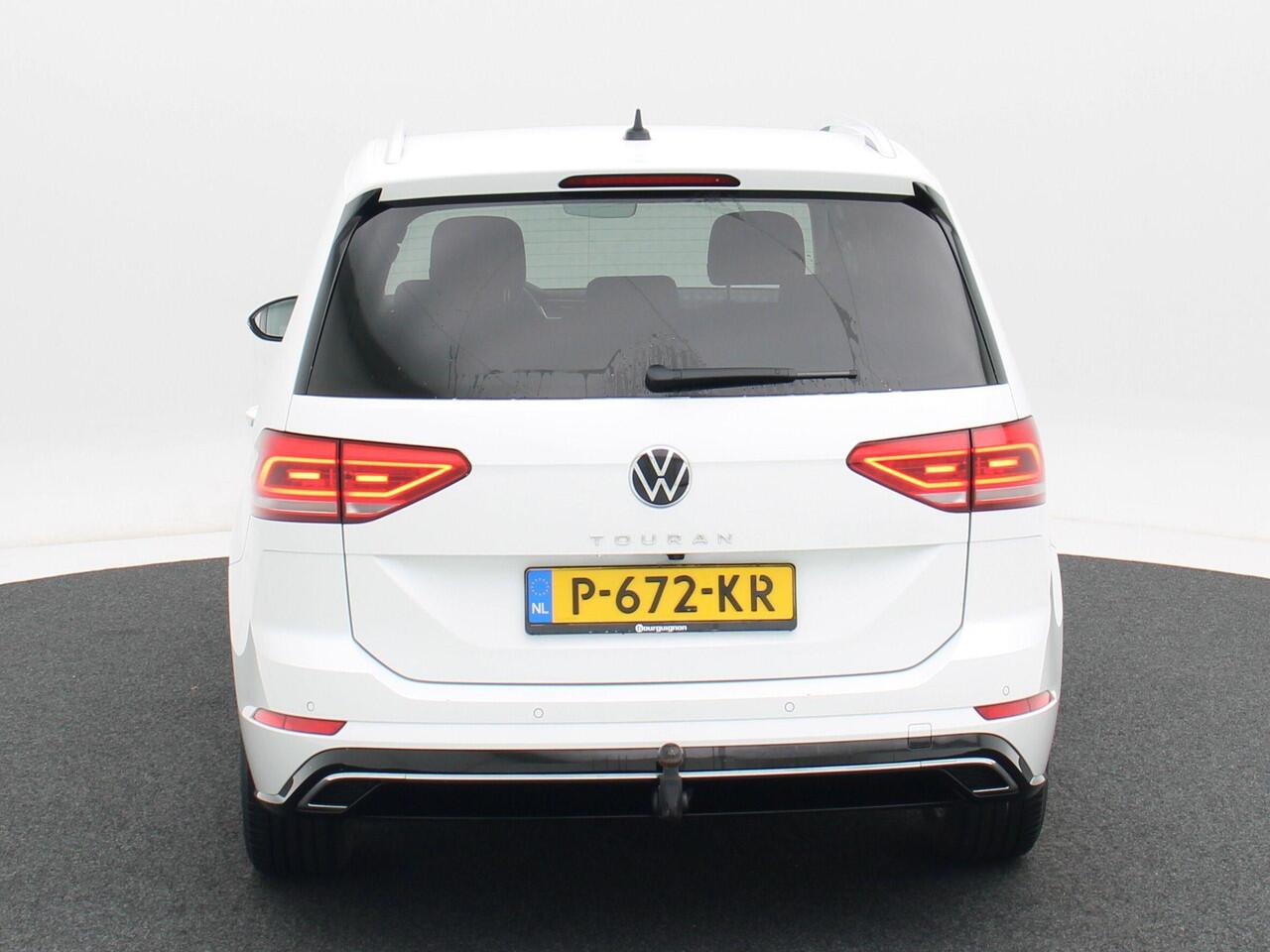 Volkswagen TOURAN 1.5 TSi 150 Pk Automaat R-Line 7-Pers | Trekhaak | Adaptive Cruise | Camera | Carplay | Climate Control | Stoel Verwarming | Parkeersensoren | LED | 17 Inch