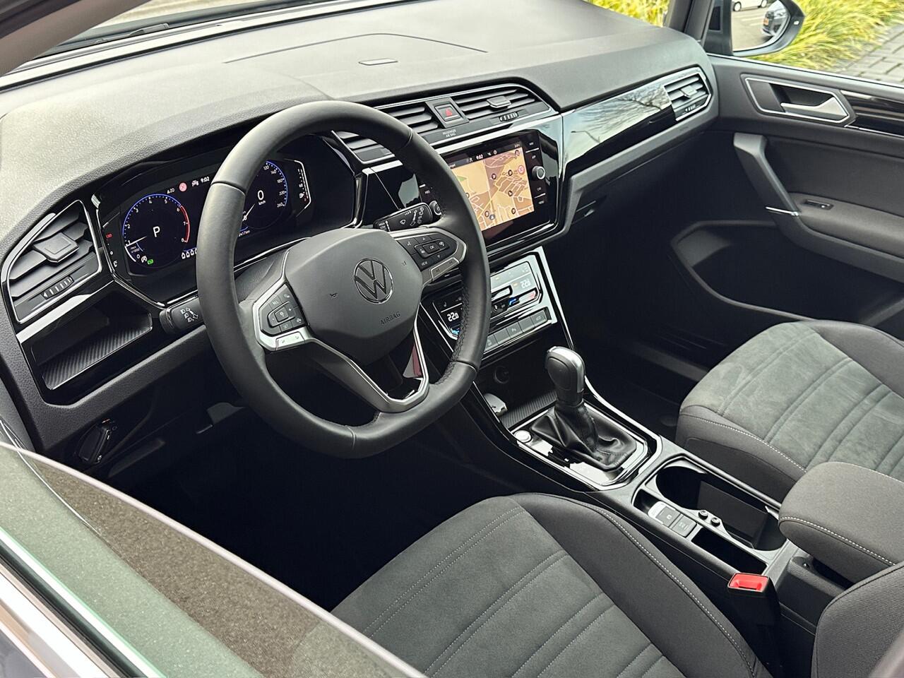 Volkswagen TOURAN 1.5 TSI 150pk DSG Highline 7-persoons | Dode hoek | Virtual cockpit | Navi | Rijklaar incl. garantie