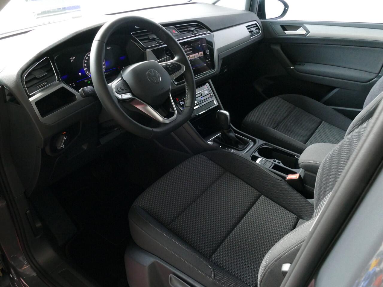 Volkswagen TOURAN 1.5 TSI 150PK 7P CARPLAY NAVI CAMERA LED ELEK.KLEP VIR.COCKPIT DODE.HOEK DET. STOELVERW KEYLESS 7P 7PERS 11/2024 "Volkswagen rijden begint bij Topautos.nl - 75 topmodellen direct op voorraad!"