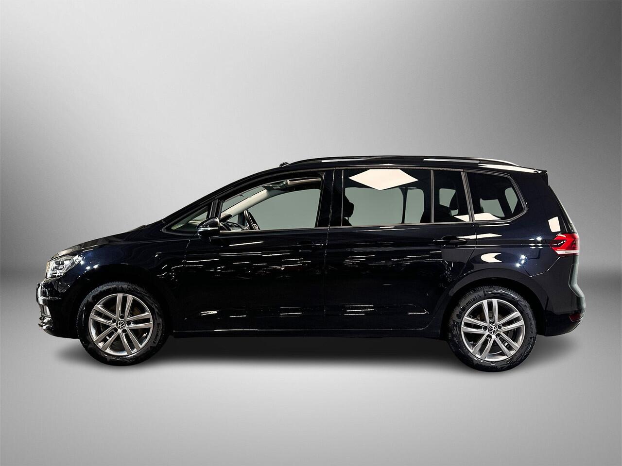 Volkswagen TOURAN 1.5 TSI 150pk Highline 7p / Panoramaschuif-kanteldak / 17inch / Voorstoelen verwarmbaar / App-Connect /Achteruitrijcamera