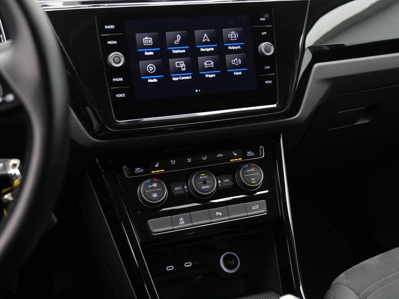 Volkswagen TOURAN 7-zits 1.5 TSI 150 pk DSG Highline / R-Line | Trekhaak | Achteruitrijcamera | Navigatie | Stoelverwarming | Adaptive Cruise