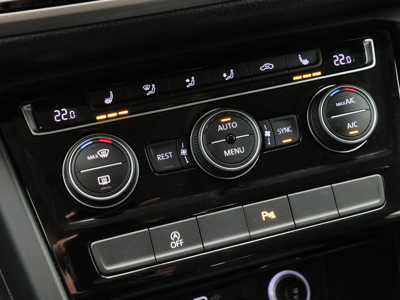 Volkswagen TOURAN 1.5 TSi 150 Pk Automaat R-Line 7-Pers | Trekhaak | Adaptive Cruise | Camera | Carplay | Climate Control | Stoel Verwarming | Parkeersensoren | LED | 17 Inch