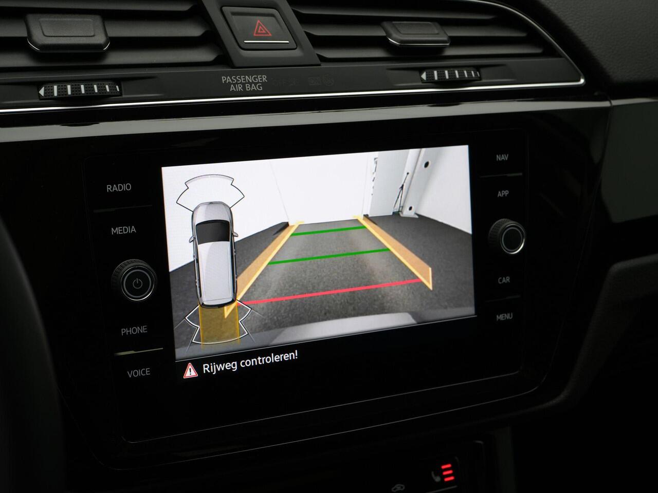 Volkswagen TOURAN 7 pers. 1.5 TSI 150 pk DSG Highline | 7-persoons | Panoramadak | Trekhaak | Stoelverwarming | Sportonderstel | Side Assist | Black Style