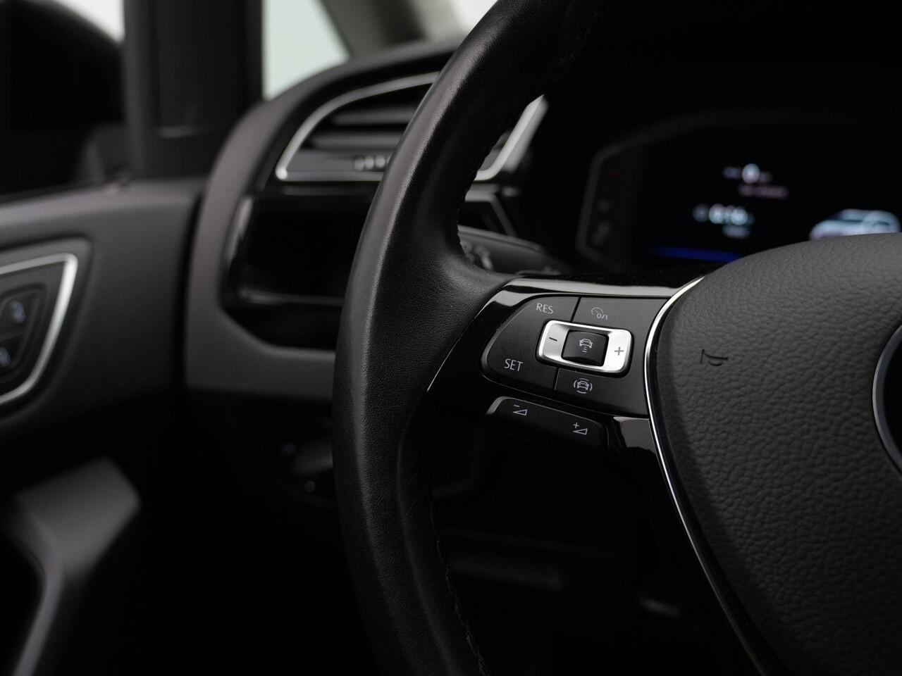 Volkswagen TOURAN 7-zits 1.5 TSI 150 pk DSG Highline / R-Line | Trekhaak | Achteruitrijcamera | Navigatie | Stoelverwarming | Adaptive Cruise