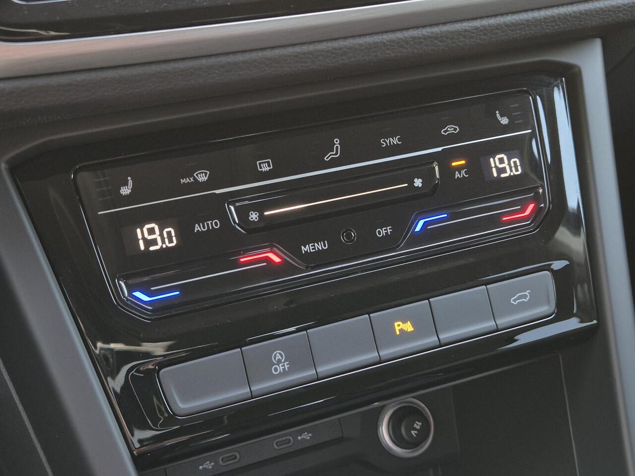 Volkswagen TOURAN 1.5 TSI Comfort Business 7 Persoons! Automaat / Keyless Entry / Adaptieve Cruise Control / Apple Carplay & Android Auto / Stoelverwarming / Achteruitrijcamera / Elektrische Achterklep / Climate control / Lichtmetalen Velgen / Parkeersensoren Voor + Achter