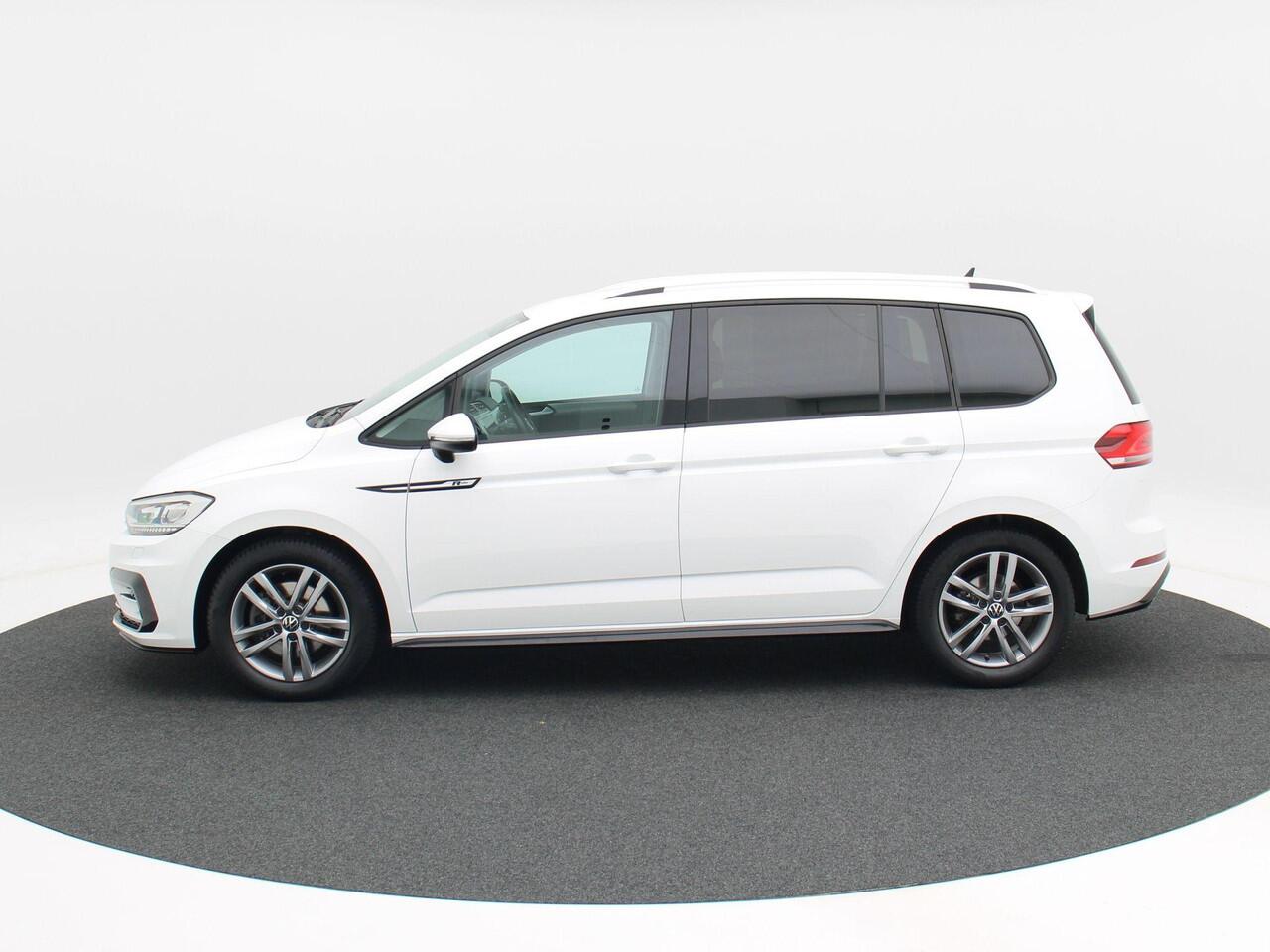 Volkswagen TOURAN 1.5 TSi 150 Pk Automaat R-Line 7-Pers | Trekhaak | Adaptive Cruise | Camera | Carplay | Climate Control | Stoel Verwarming | Parkeersensoren | LED | 17 Inch