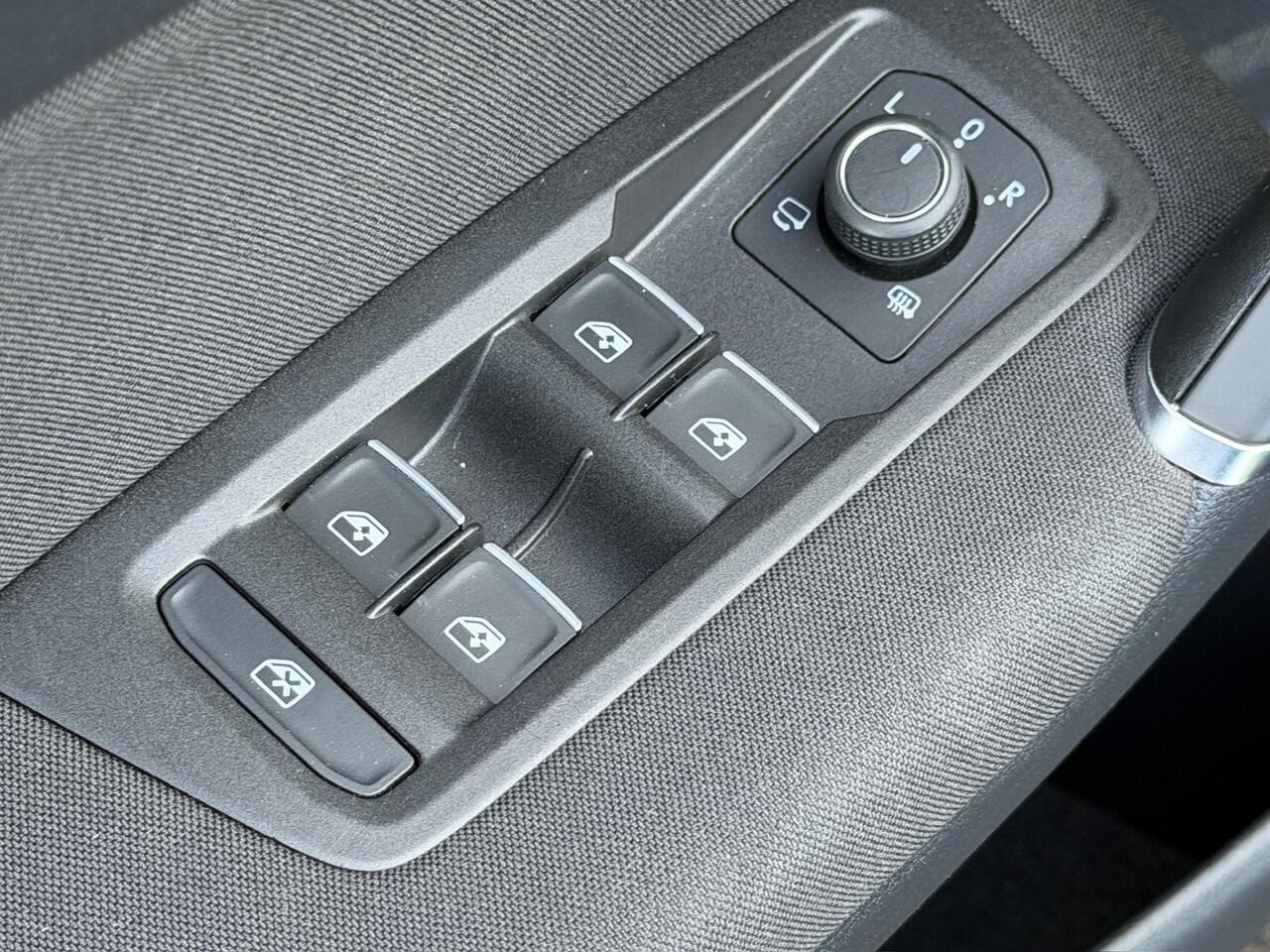 Volkswagen TOURAN 1.5 TSI 150pk DSG R-line Highline | Led | Trekhaak | Dode hoek | Camera | Keyless | Rijklaar incl. garantie