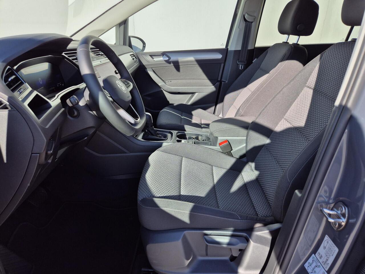 Volkswagen TOURAN 1.5 TSI Comfort Business 7 Persoons! Automaat / Keyless Entry / Adaptieve Cruise Control / Apple Carplay & Android Auto / Stoelverwarming / Achteruitrijcamera / Elektrische Achterklep / Climate control / Lichtmetalen Velgen / Parkeersensoren Voor + Achter