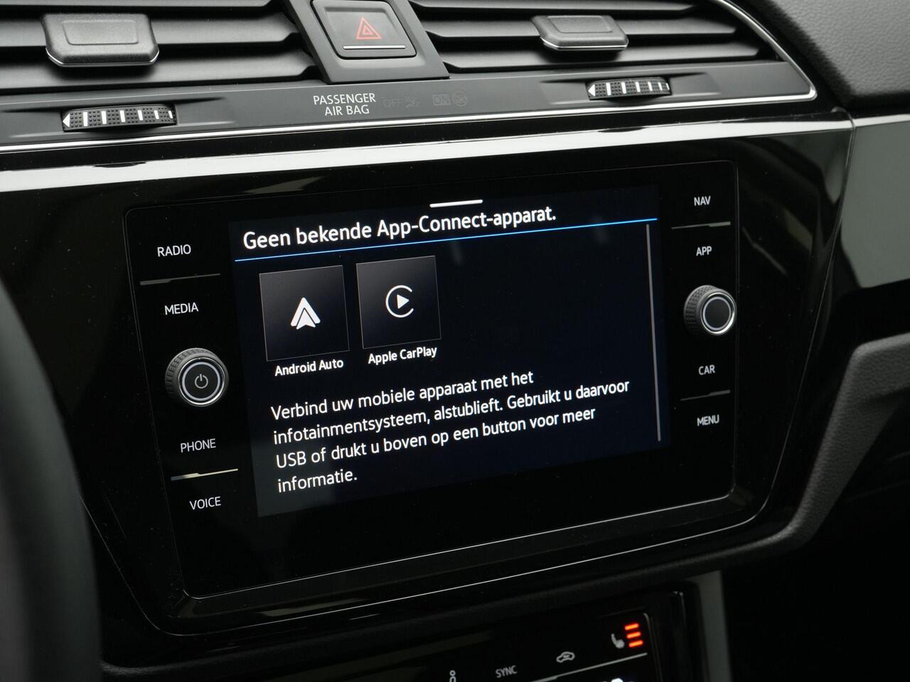 Volkswagen TOURAN 7 pers. 1.5 TSI 150 pk DSG Highline | 7-persoons | Panoramadak | Trekhaak | Stoelverwarming | Sportonderstel | Side Assist | Black Style