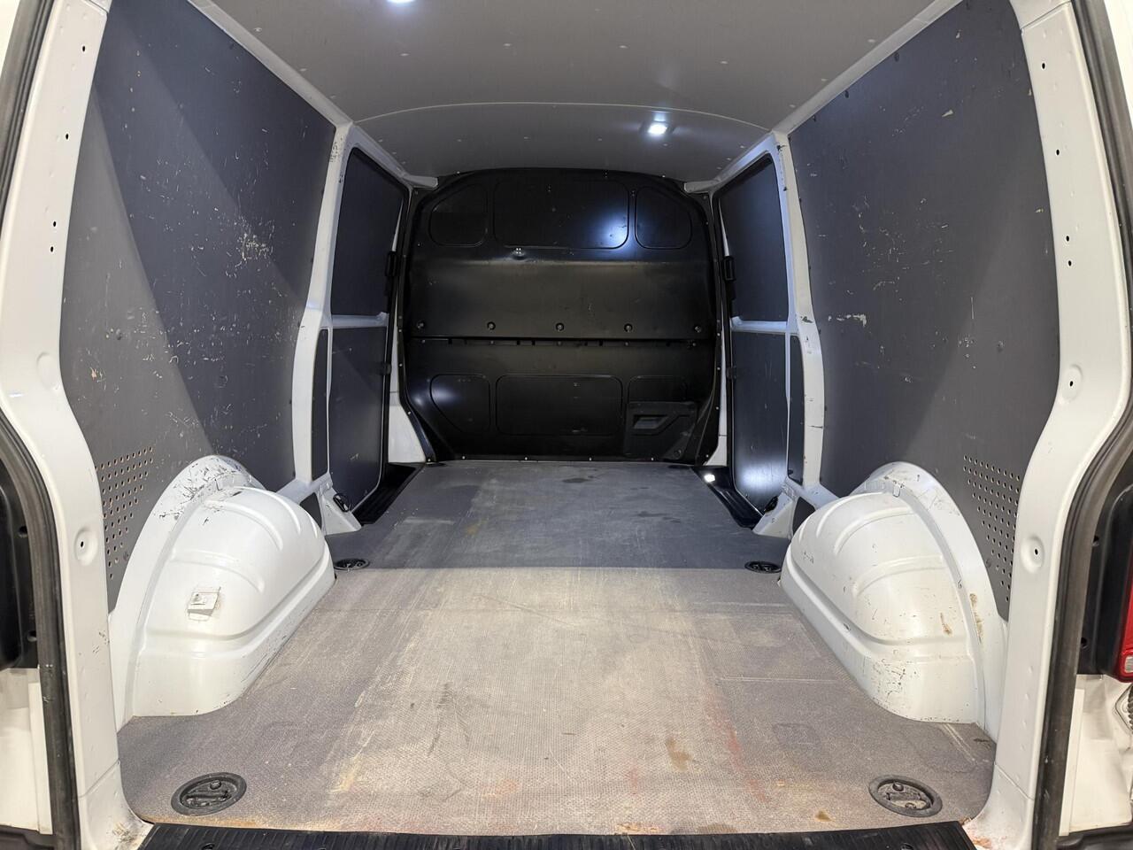 Volkswagen TRANSPORTER 2.0 TDI L2H1 30 Comfortline Airco Navi Trekhaak 2X schuifdeur Stoelverwarming Adaptieve Cruise Control