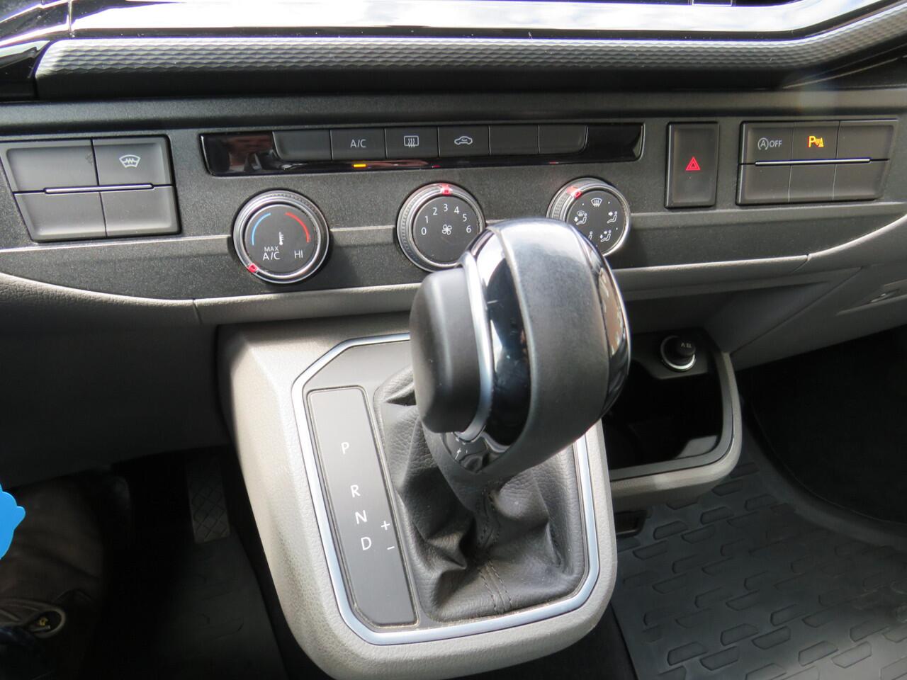 Volkswagen TRANSPORTER 2.0 TDI 150Pk Automaat L2H1 DC Bulli T6.1 * 2x Schuifdeur L+R * Camera * Trekhaak * Led Koplampen * ACC * Dubbele Cabine