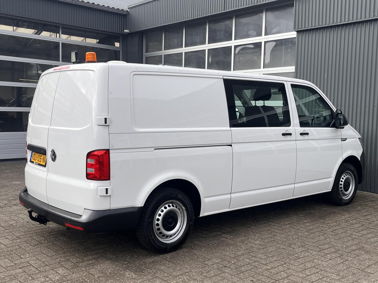 Volkswagen TRANSPORTER 2.0 TDI L2H1 DC Airco Cruise controle Trekhaak 2200kg trekgewicht Telefoonverbinding Kastinrichting Omvormer 5-Persoons Werkverlichting Euro 6