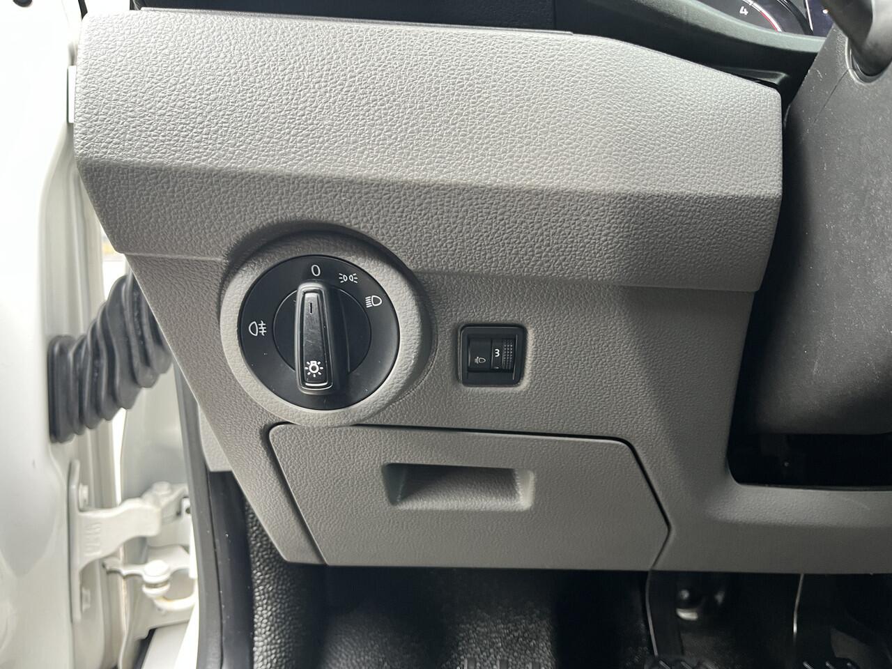 Volkswagen TRANSPORTER 2.0 TDI L2H1 Sortimo Kastinrichting Airco Cruise controle Trekhaak 2200kg trekgewicht Imperiaal Schuifdeur Parkeerhulp achter Telefoonverbinding Euro 6 1e eigenaar Sortimo