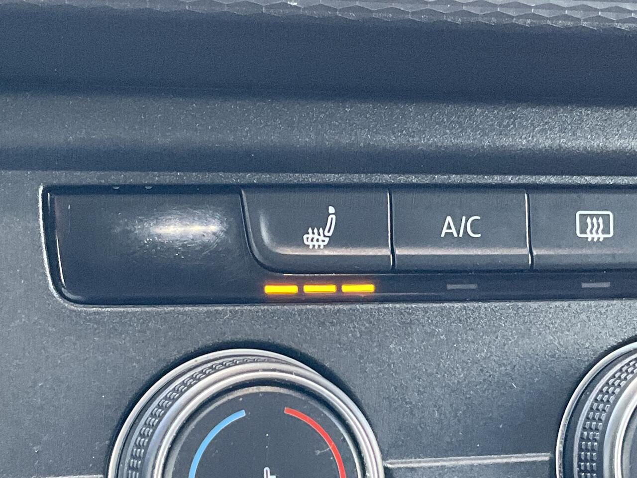 Volkswagen TRANSPORTER 6-Pers 2.0 TDI L2H1 DC Bulli Leer Cam Trekhaak Lang 6 Persoons Dubbele Cabine