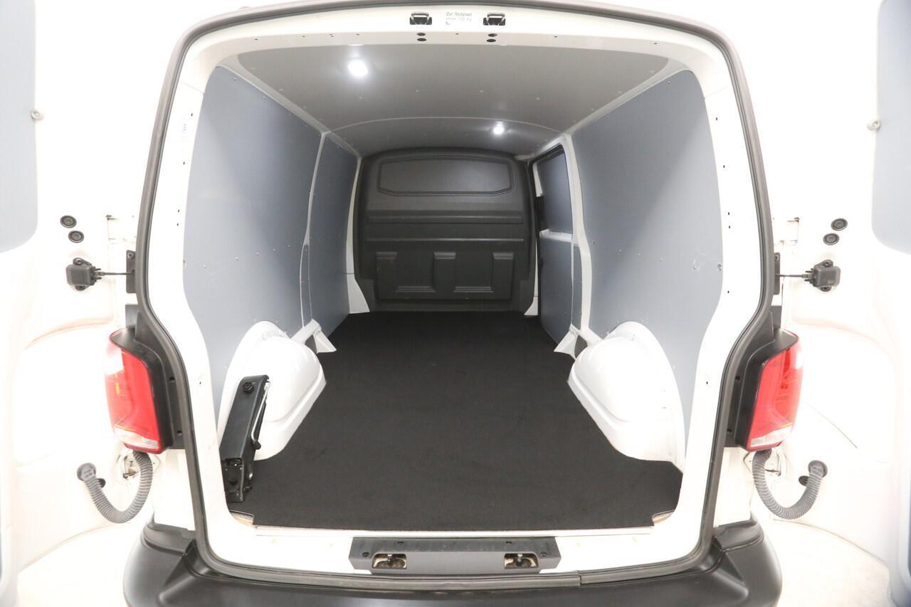 Volkswagen TRANSPORTER 2.0 TDI L2H1 | Airco | Carplay | Cruise | Trekhaak | Navi | Parkeersensoren