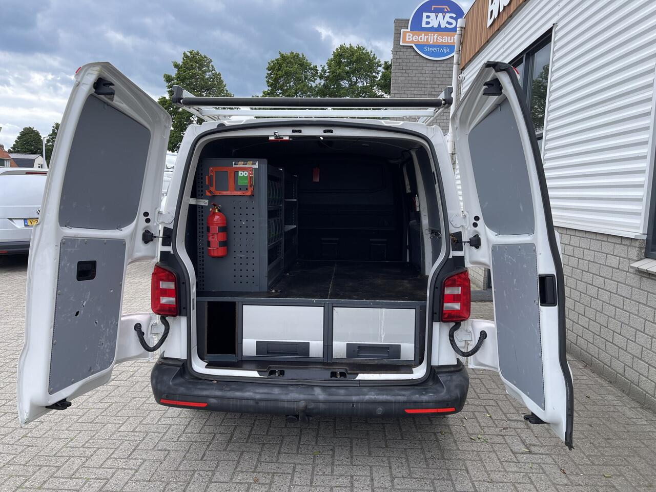 Volkswagen TRANSPORTER 2.0 TDI 102pk L1H1 Comfortline / bpm vrij / euro 6 diesel / prijs rijklaar ¤ 16.950 ex btw / lease vanaf ¤ 285 / Bott ingerichte laadruimte / airco / cruise / trekhaak 2200 kg !