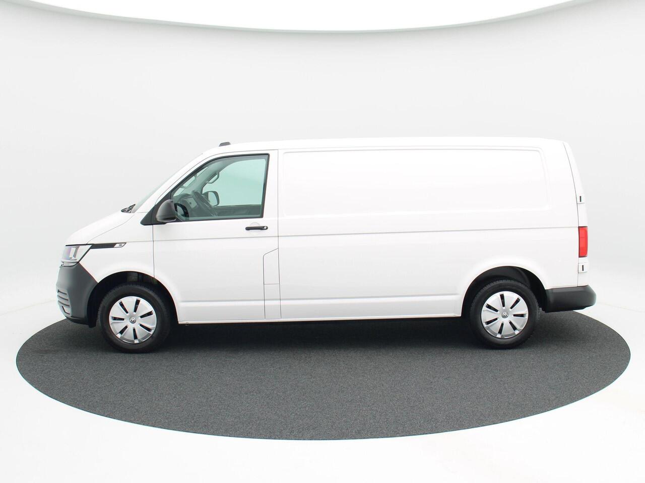 Volkswagen TRANSPORTER 2.0 TDi L2H3 28 Comfortline 110 Pk | Trekhaak | Cruise Control | Airco | Carplay | Navigatiesysteem | LED | Parkeersensoren | 57.724 Km!
