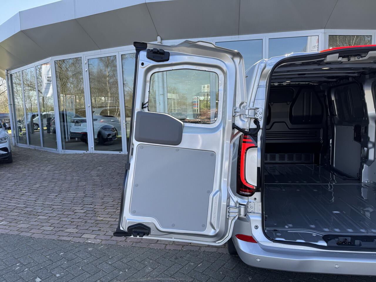 Volkswagen TRANSPORTER 2.0 TDI L2H1 30 Bulli Matrix | Dodehoek | Keyless