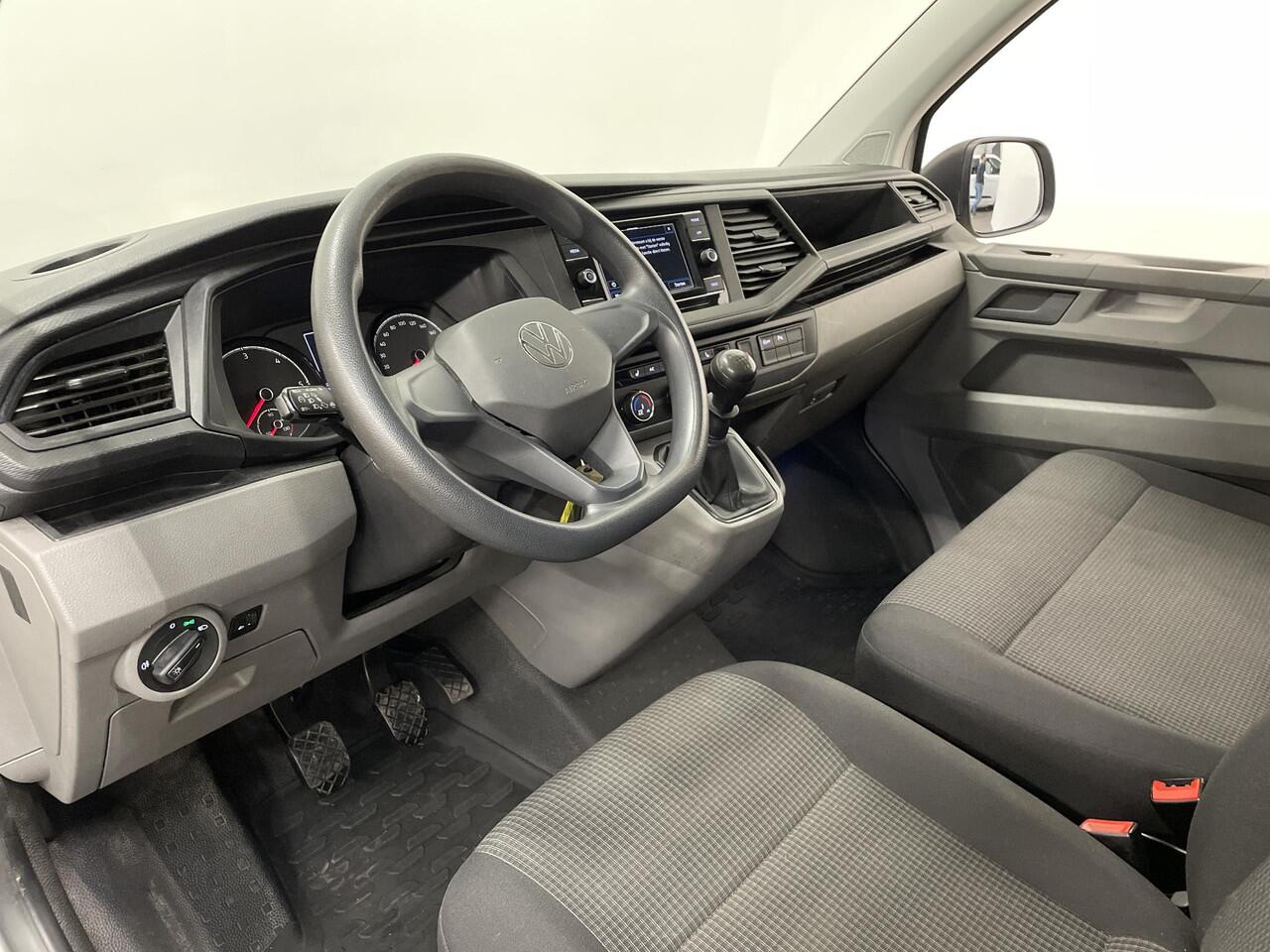 Volkswagen TRANSPORTER 2.0 TDI L2H1 28 Airco Cruise Control Apple CarPlay Trekhaak