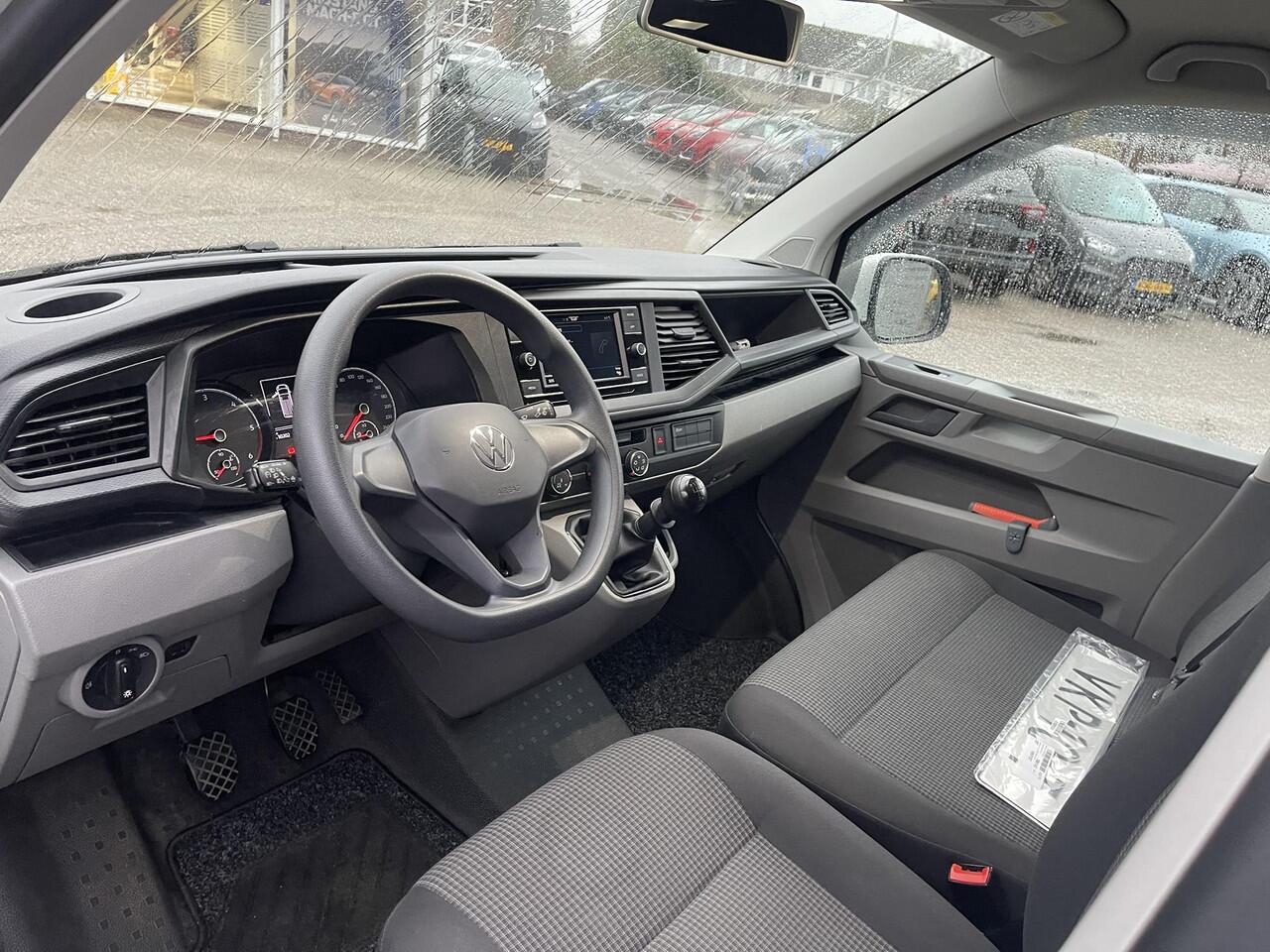 Volkswagen TRANSPORTER 2.0 TDI L1H1 26 Economy Business | Erg netjes! | 90pk SCI Trekhaak | Apple Carplay | Airco | Gestoffeerde laadruimte | Parkeersensoren