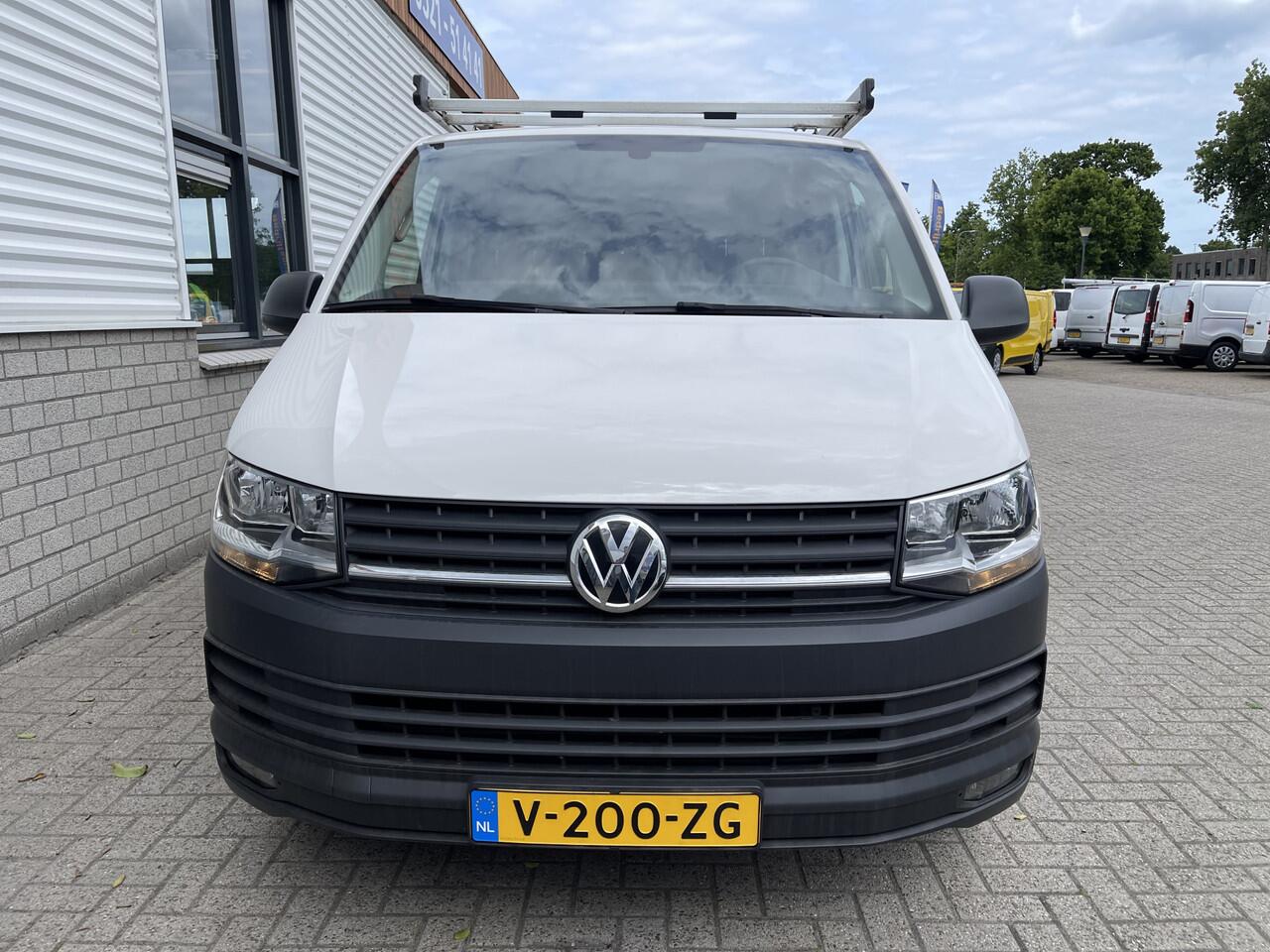 Volkswagen TRANSPORTER 2.0 TDI 102pk L1H1 Comfortline / bpm vrij / euro 6 diesel / prijs rijklaar ¤ 16.950 ex btw / lease vanaf ¤ 285 / Bott ingerichte laadruimte / airco / cruise / trekhaak 2200 kg !