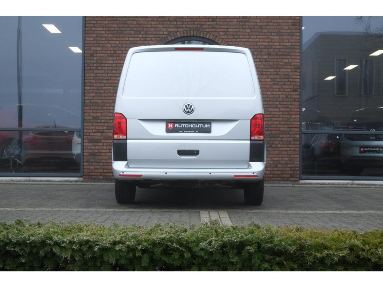 Volkswagen TRANSPORTER 2.0 TDI DSG 150pk L1H1 32 Navigatie, 3 zits euro 6 (5,8m3)