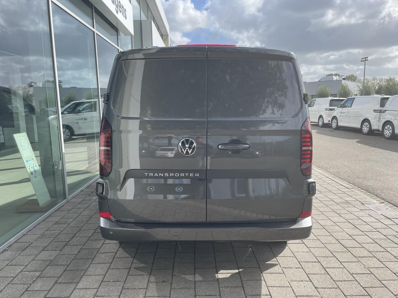 Volkswagen TRANSPORTER 2.0 TDI L2H 30 Style 150PK automaat | styling accessoires nog gemonteerd