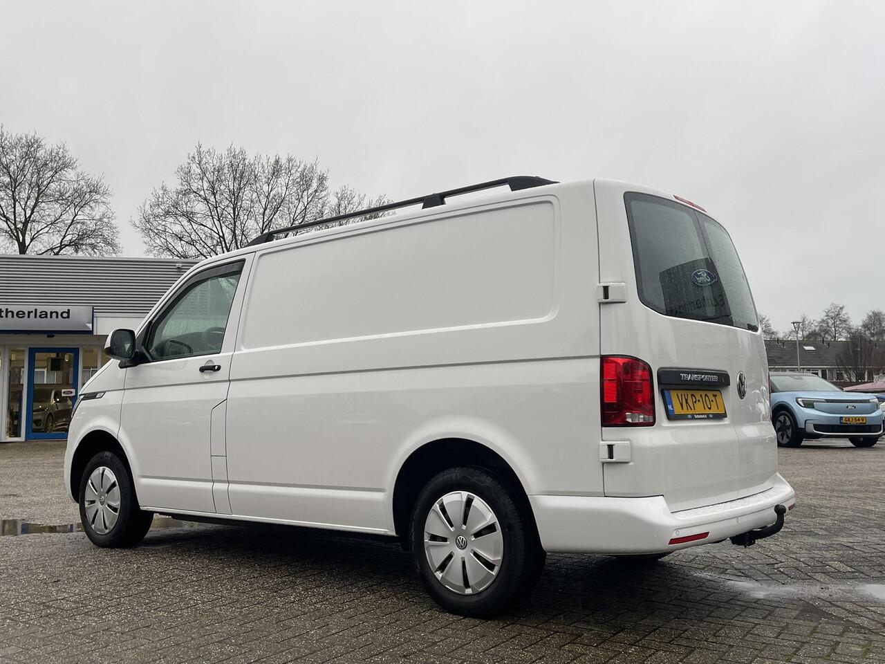 Volkswagen TRANSPORTER 2.0 TDI L1H1 26 Economy Business | Erg netjes! | 90pk SCI Trekhaak | Apple Carplay | Airco | Gestoffeerde laadruimte | Parkeersensoren
