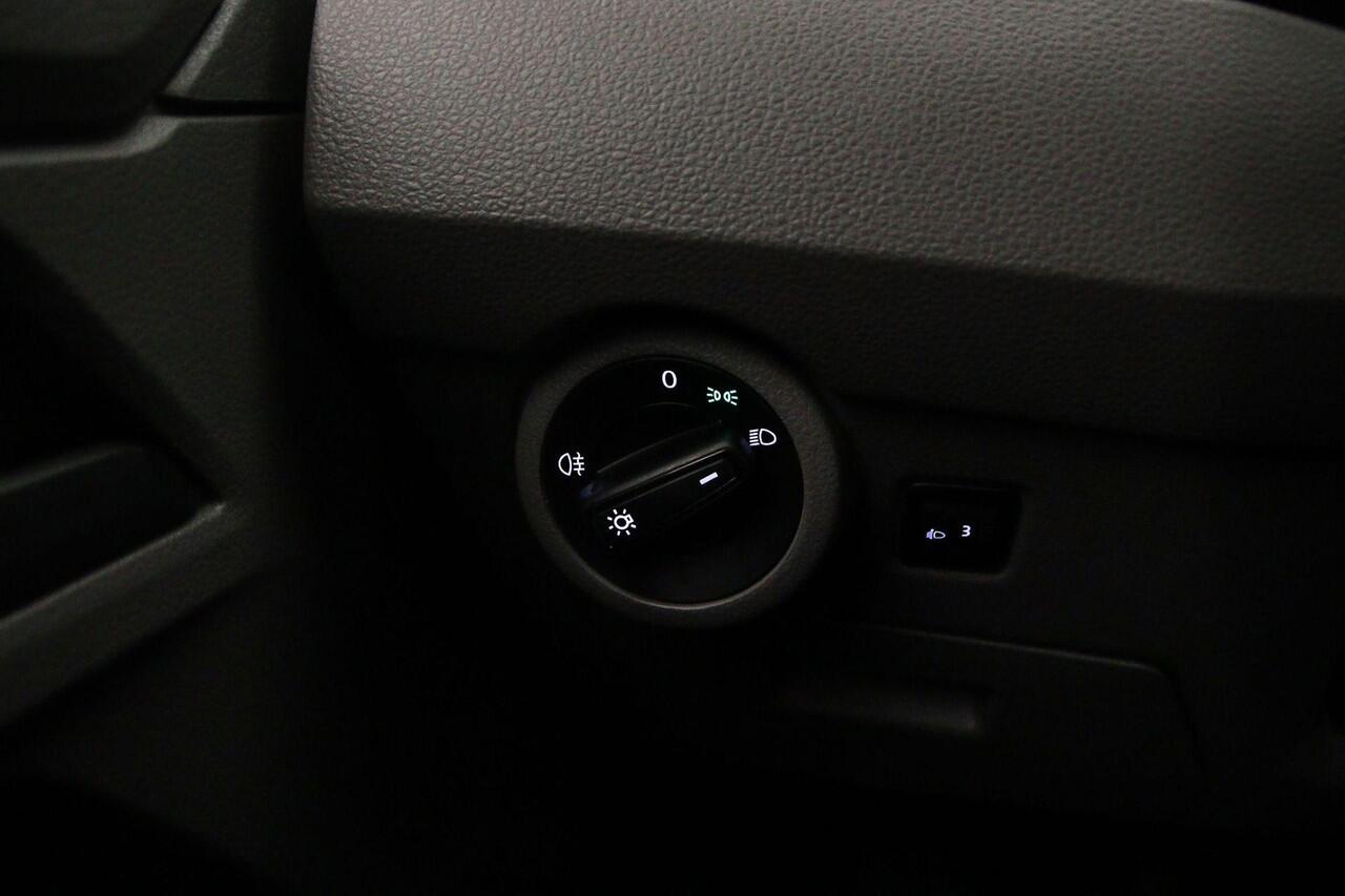 Volkswagen TRANSPORTER 2.0 TDI 110pk L2 Dubbele Cabine | 6-zitplaatsen | Betimmering | Trekhaak | Navigatie (Apple carplay / Android Auto)