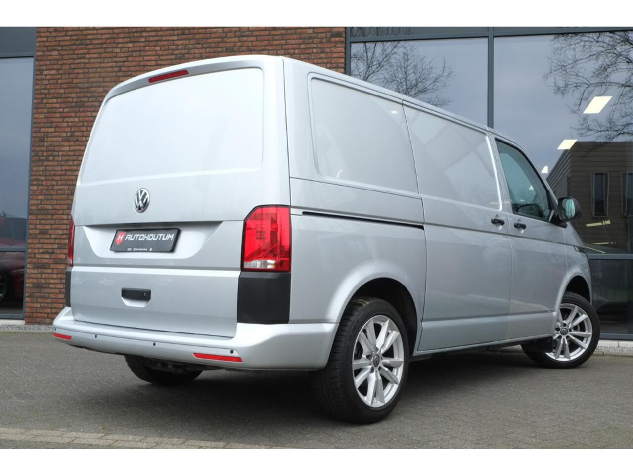 Volkswagen TRANSPORTER 2.0 TDI DSG 150pk L1H1 32 Navigatie, 3 zits euro 6 (5,8m3)