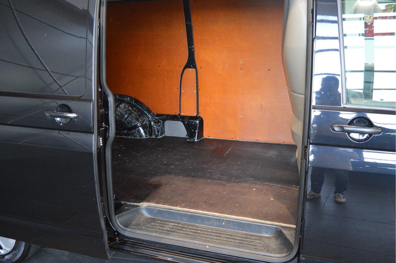 Volkswagen TRANSPORTER 2.0 TDI L2H1 28 airco cruise trekhaak carplay 150 pk !!