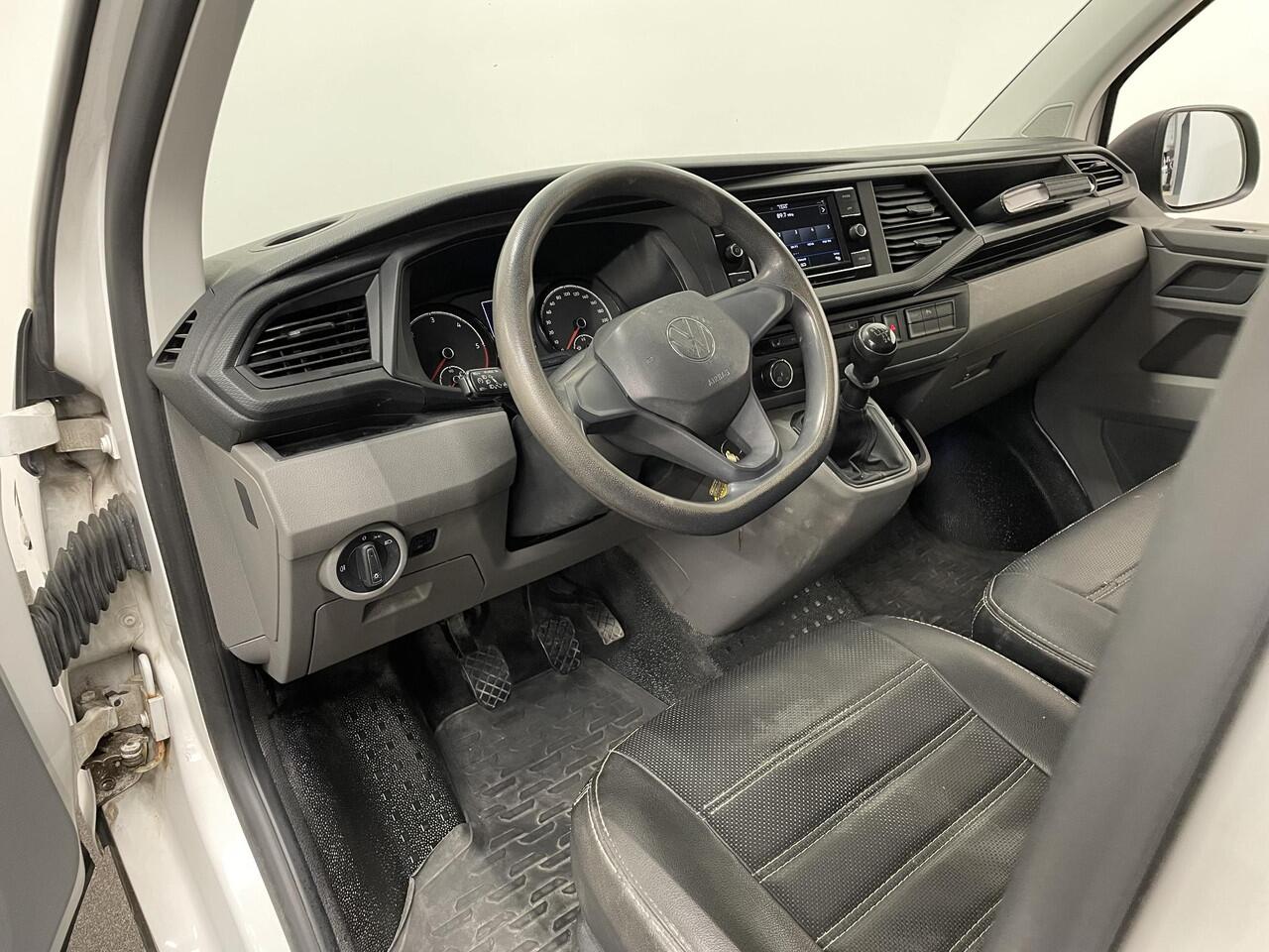 Volkswagen TRANSPORTER 2.0 TDI L2H1 110PK T6.1 Airco Cruise Control Apple CarPlay/MirrorLink Trekhaak