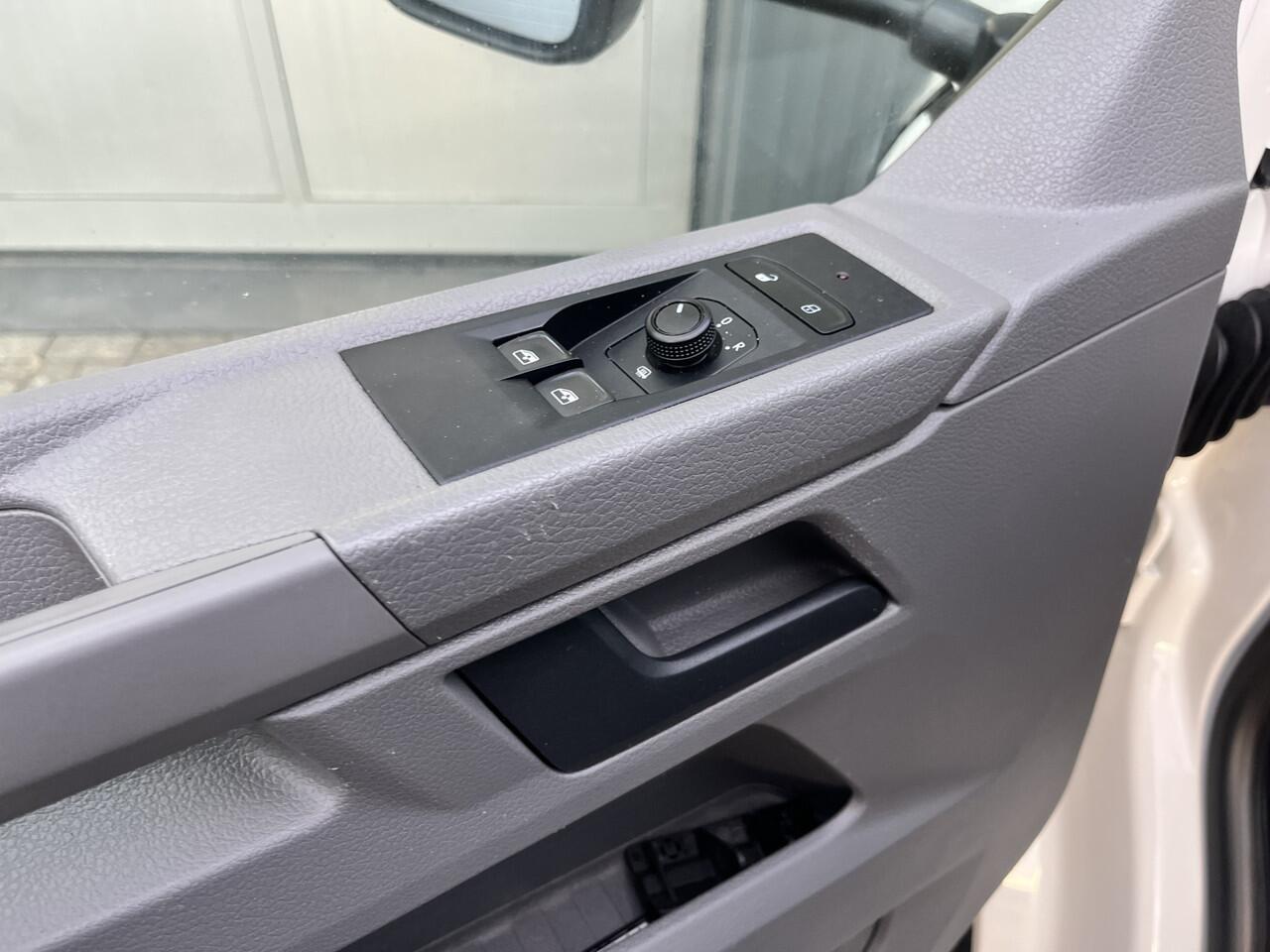 Volkswagen TRANSPORTER 2.0 TDI 150pk T6.1 Pick up Kipper Airco Cruise controle 1e eigenaar Telefoonverbinding Dealer onderhouden Gereedschapskist 3-Persoons Kieper P-up Euro 6