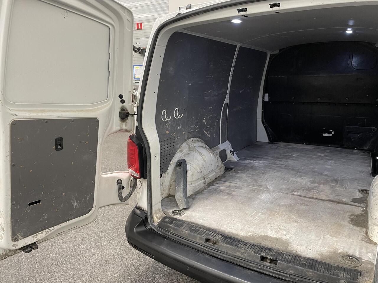 Volkswagen TRANSPORTER 2.0 TDI L2H1 110PK T6.1 Airco Cruise Control Apple CarPlay/MirrorLink Trekhaak