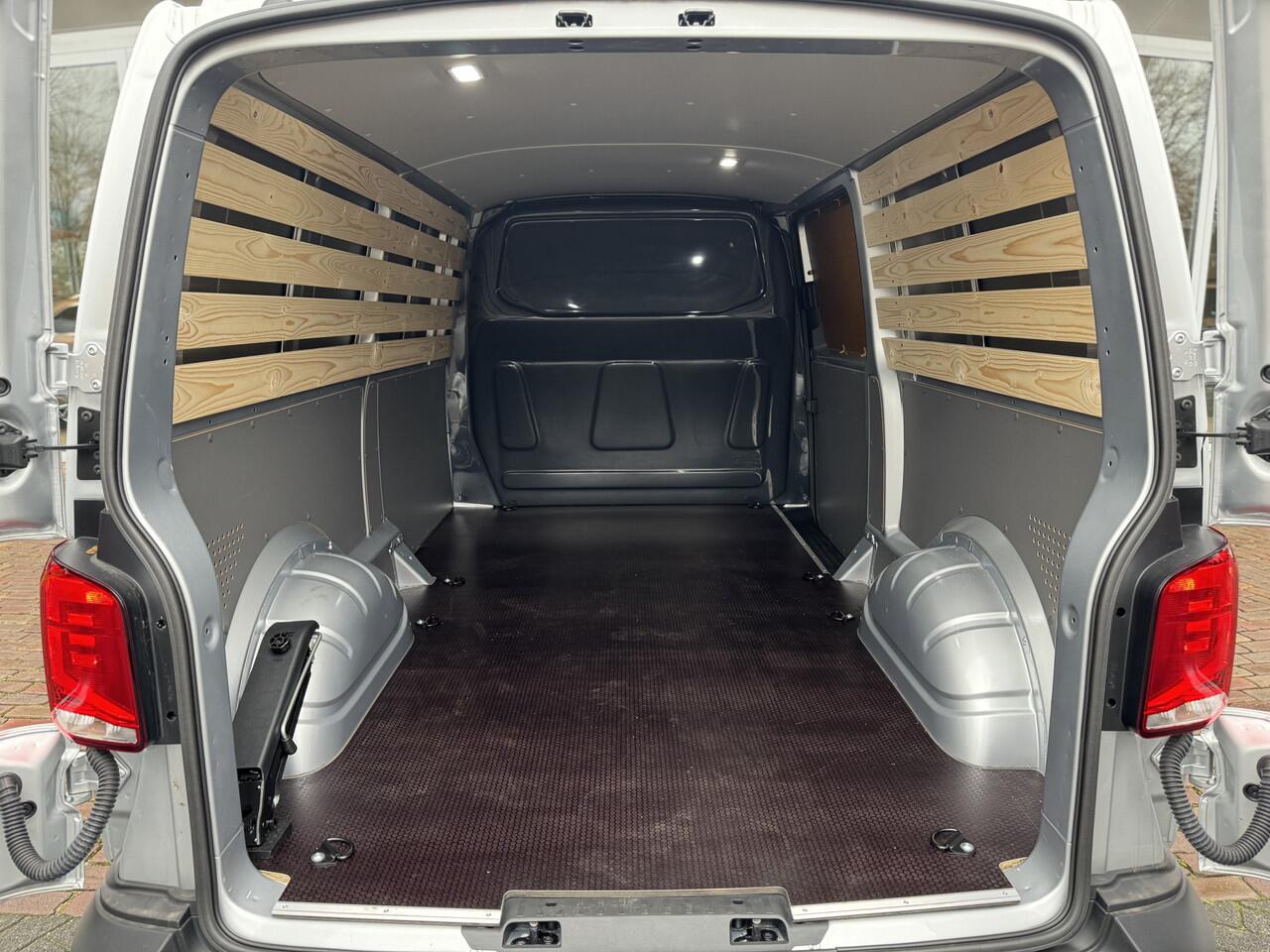 Volkswagen TRANSPORTER 2.0 TDI L2H1 28 | Trekhaak | CarPlay | Houten vloer