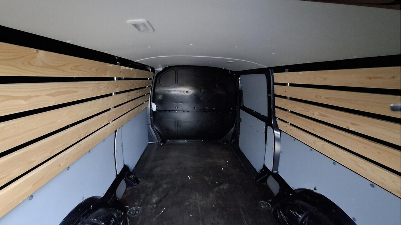 Volkswagen TRANSPORTER 6.1 - 2.0 TDI L2H1 28 Comfortline Trekhaak / PDC / Navigatie