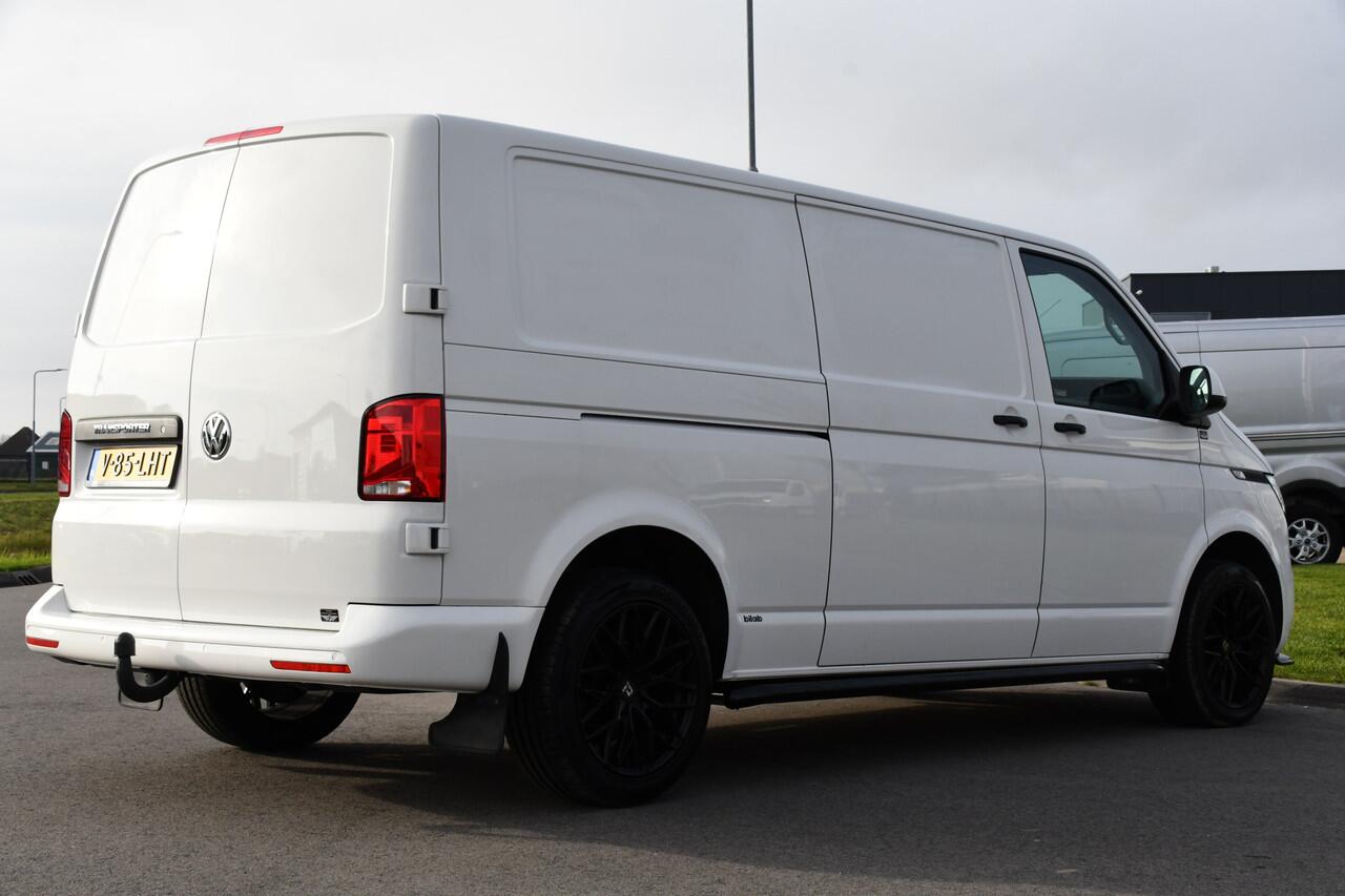 Volkswagen TRANSPORTER 2.0 TDI L2H1 30 Bulli Edition Cruise, Carplay, 150PK, Automaat, Sensoren, LED, PDC, 2 x Schuifdeur, Trekhaak, UNIEK!