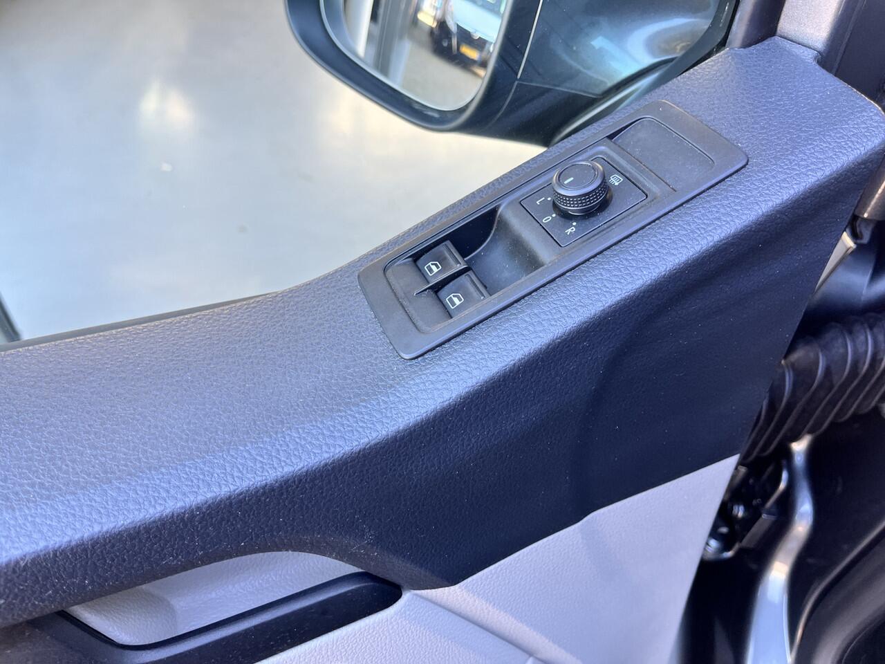 Volkswagen TRANSPORTER 2.0 TDI L1H1 DC Airco Cruise controle Telefoonverbinding Apple carplay Navigatiesysteem Stuurwielbediening Parkeersensoren schuifdeur Euro 6 DC 1e eigenaar Dealer onderhouden