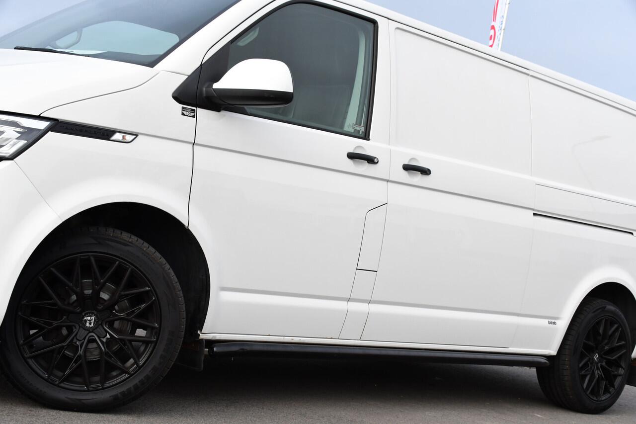 Volkswagen TRANSPORTER 2.0 TDI L2H1 30 Bulli Edition Cruise, Carplay, 150PK, Automaat, Sensoren, LED, PDC, 2 x Schuifdeur, Trekhaak, UNIEK!