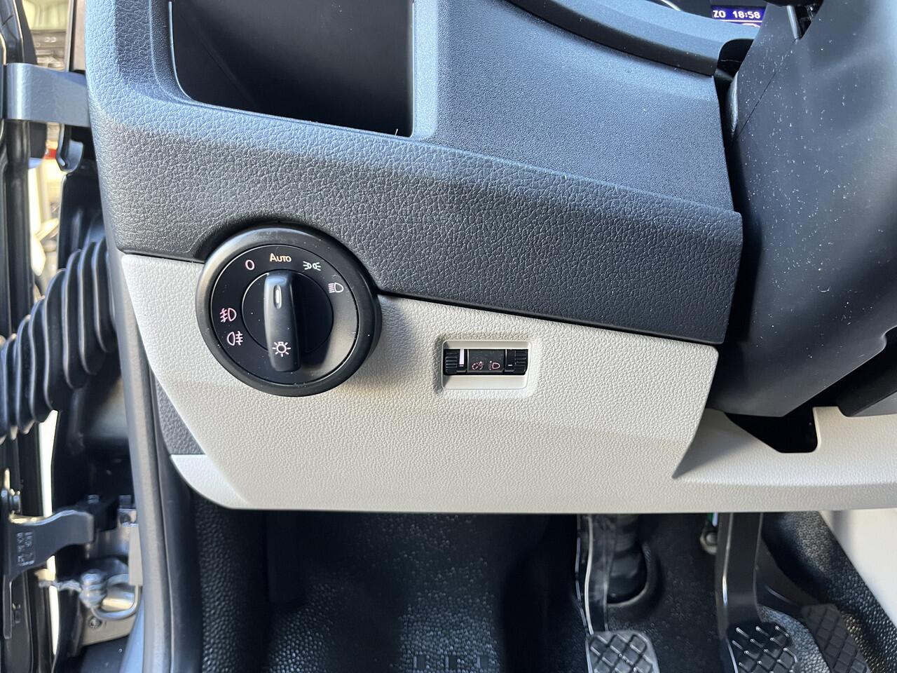 Volkswagen TRANSPORTER 2.0 TDI L1H1 DC Airco Cruise controle Telefoonverbinding Apple carplay Navigatiesysteem Stuurwielbediening Parkeersensoren schuifdeur Euro 6 DC 1e eigenaar Dealer onderhouden