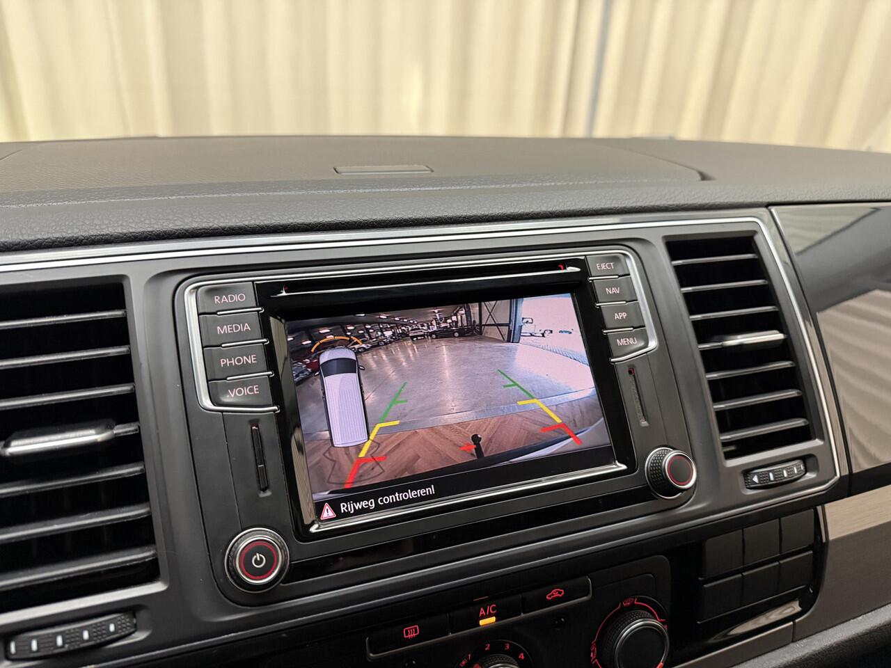 Volkswagen TRANSPORTER 2.0 TDI L2H1 DC Highline *LED* Leder / Adapt. Cruise / Carplay / Camera / Trekhaak / Navigatie / 19'' LMV / Org.NL!