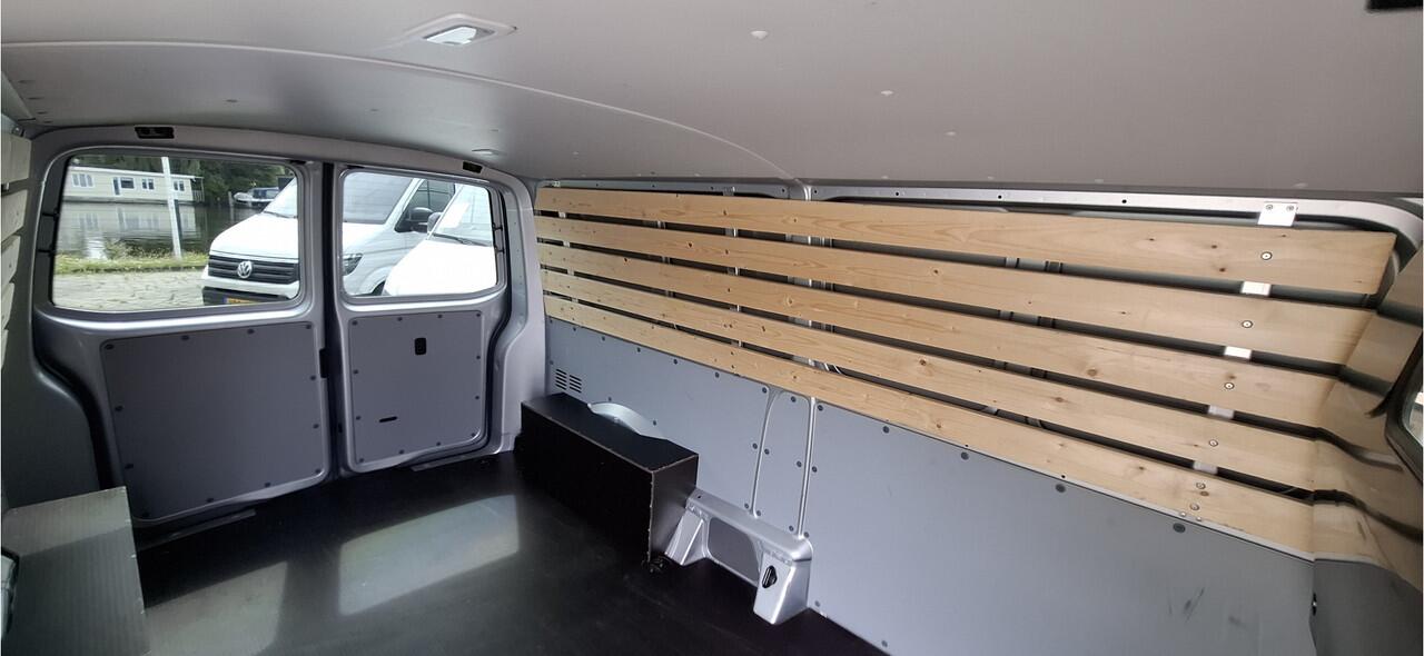 Volkswagen TRANSPORTER 6.1 - 2.0 TDI L2H1 Comfortline 150 pk / Trekhaak / Navigatie