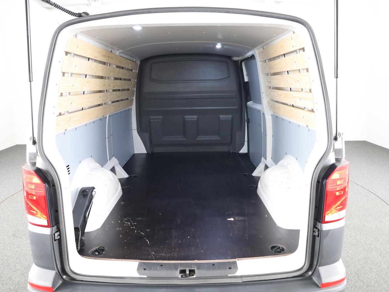 Volkswagen TRANSPORTER 2.0 TDI L2H3 28 110 PK | Verlengde garantie | Navigatie via app | Trekhaak | Parkeersensoren | Cruise control |