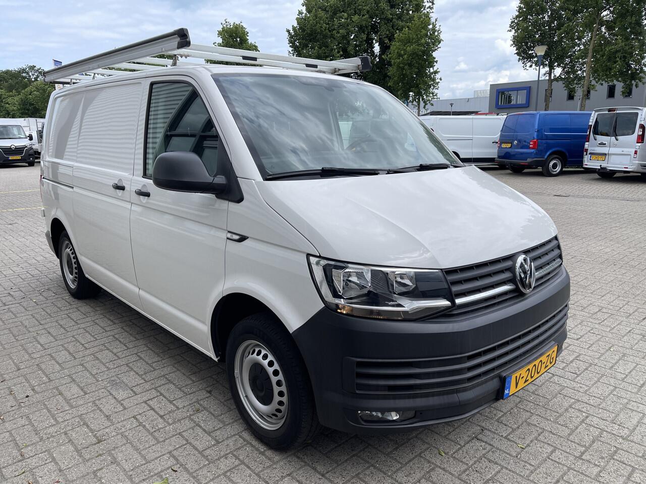 Volkswagen TRANSPORTER 2.0 TDI 102pk L1H1 Comfortline / bpm vrij / euro 6 diesel / prijs rijklaar ¤ 16.950 ex btw / lease vanaf ¤ 285 / Bott ingerichte laadruimte / airco / cruise / trekhaak 2200 kg !