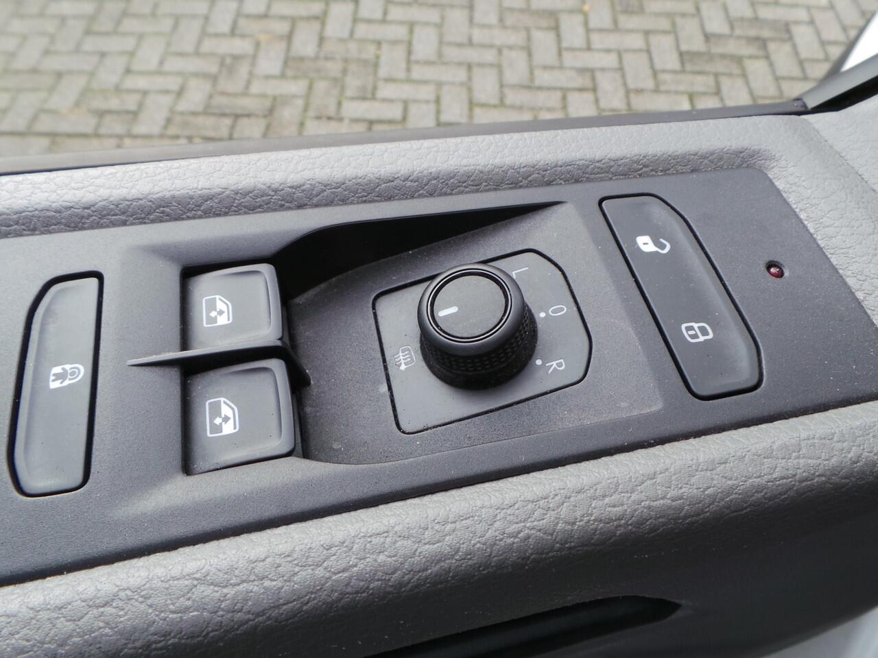 Volkswagen TRANSPORTER Kombi 2.0 TDI L1H1 9persoons Airco, 9 Personenbus 24,950ex btw. 2 stuks op voorraad!