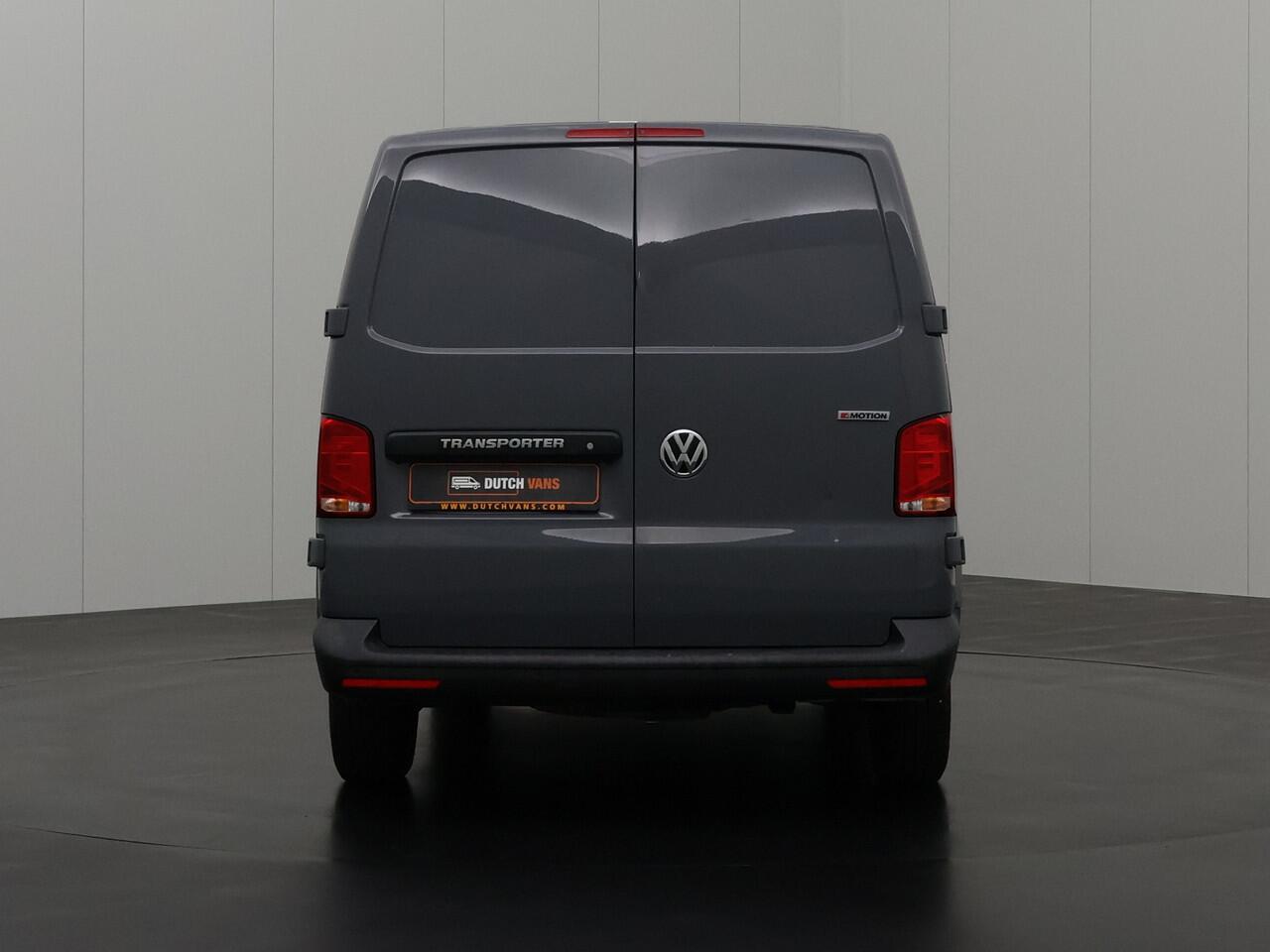 Volkswagen TRANSPORTER 2.0TDI 150PK 4-Motion Business | Achterdeuren | Airco | Cruise | Betimmering | 3-Persoons
